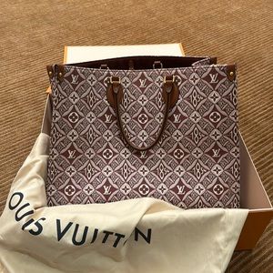 Louis Vuitton Monogramed Tote Bag. Bordeaux. Canvas with leather handles.
